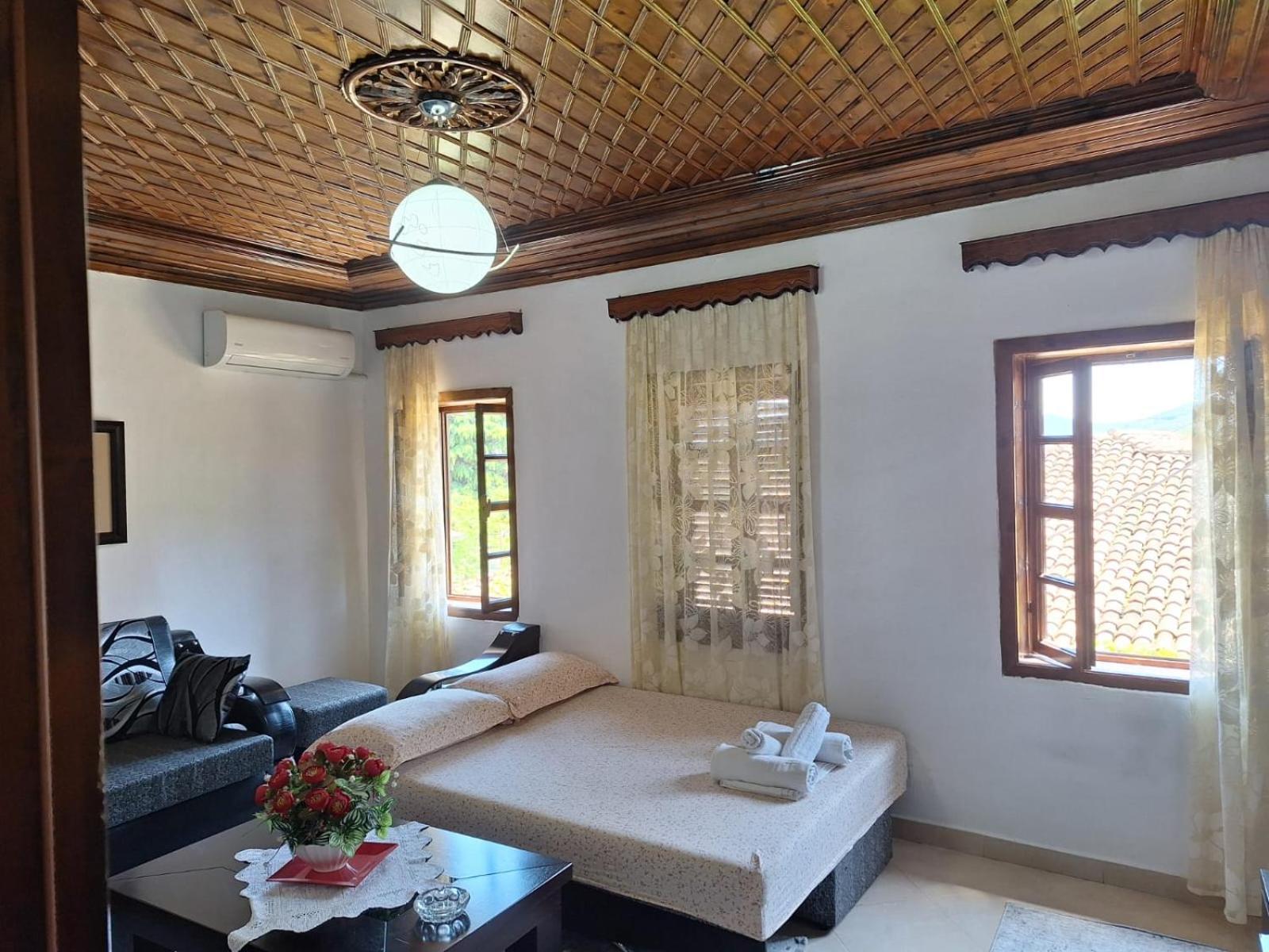 Tomor Shehu Guest House Berat Bagian luar foto