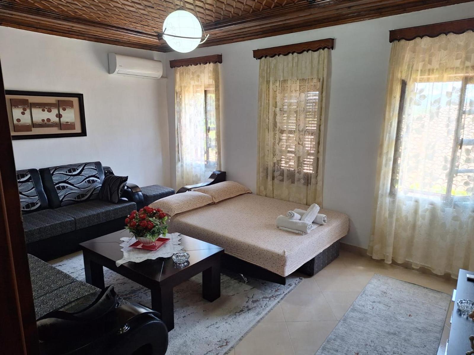 Tomor Shehu Guest House Berat Ruang foto